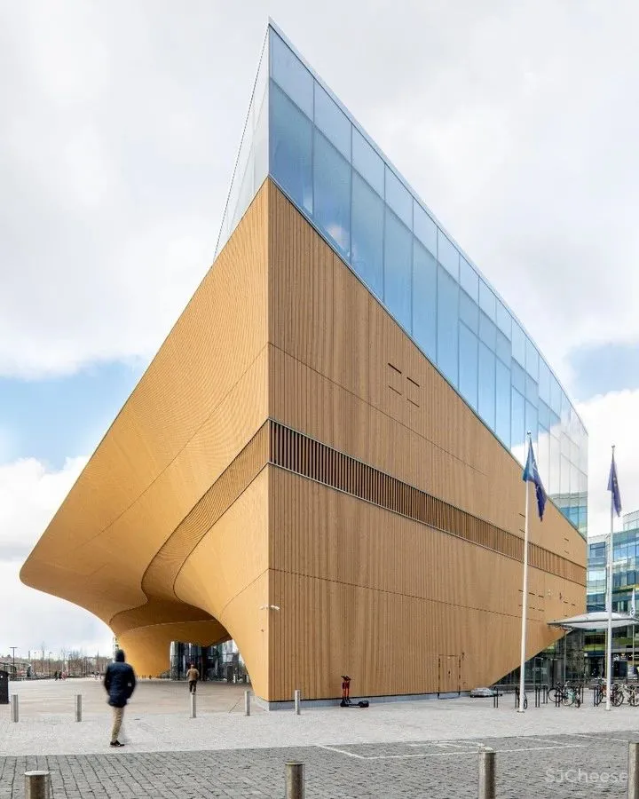 10年烧了7.5亿，全球最不务正业图书馆，能看电影、打游戏、唱K…流浪汉都可以随意进