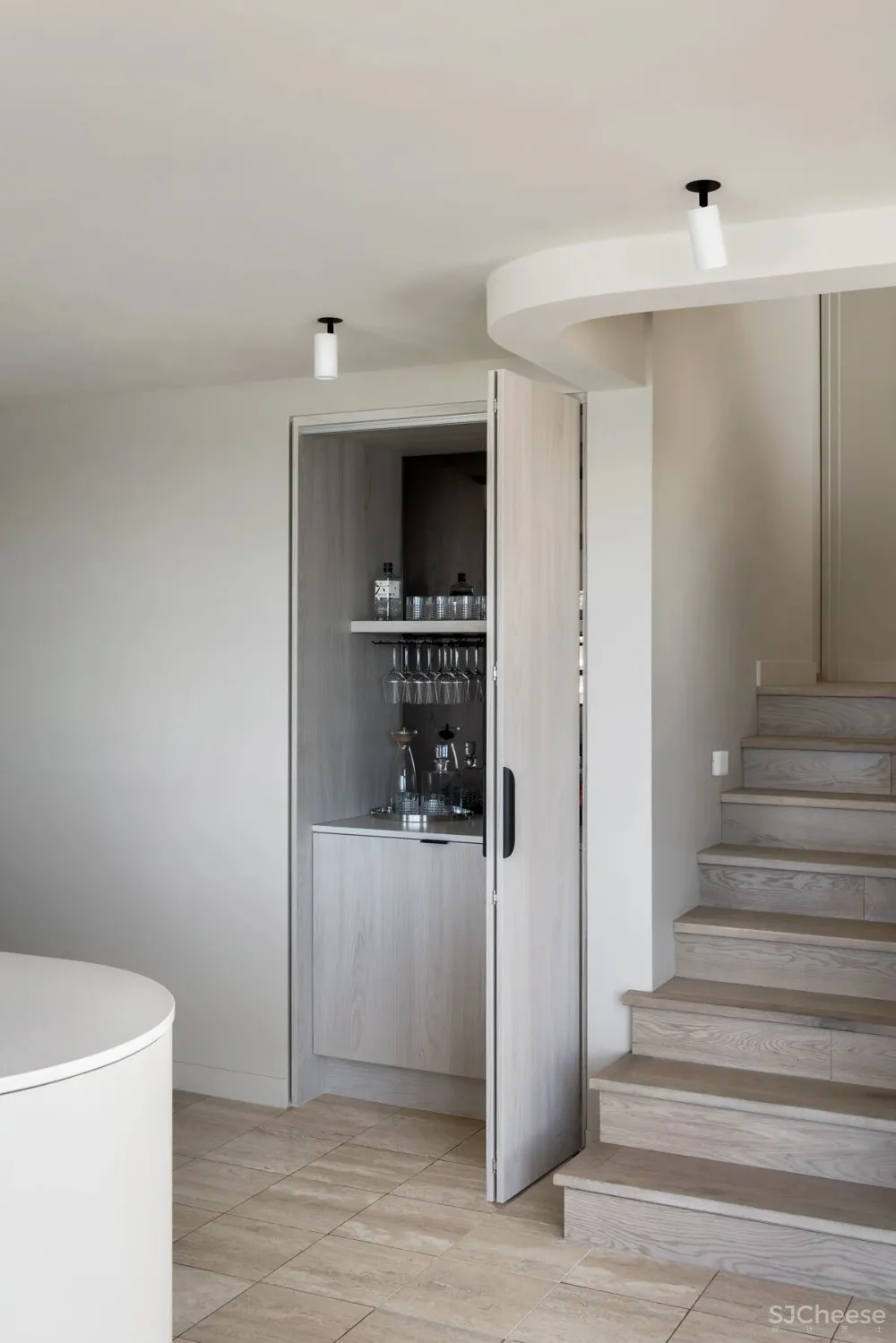 拱形元素 极简白, 打造出别样的顶层公寓