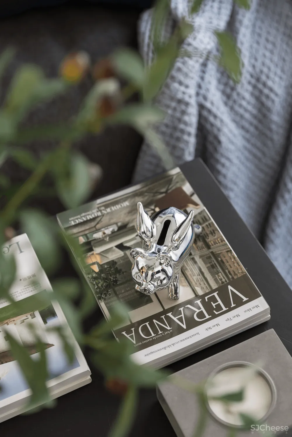 33㎡,3.5m高,3m宽,竟然变身双层豪宅?70后商务男的家,深色的大气!