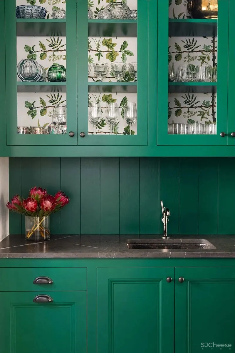 美国德克萨斯现代别墅将沉稳的黑白经典和爆炸性的彩色完美结合