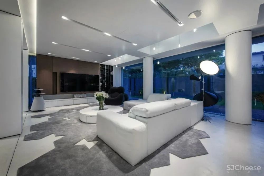 孙建亚作品虹梅21，一气呵成的极简主义美学