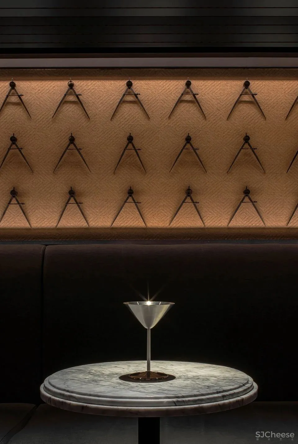 新作 结合欧式车厢和美式办公室风格 成都“π酒吧” iZ Design Studio