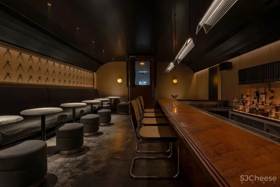新作 结合欧式车厢和美式办公室风格 成都“π酒吧” iZ Design Studio