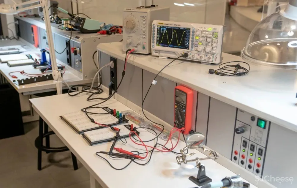 10年烧了7.5亿，全球最不务正业图书馆，能看电影、打游戏、唱K…流浪汉都可以随意进