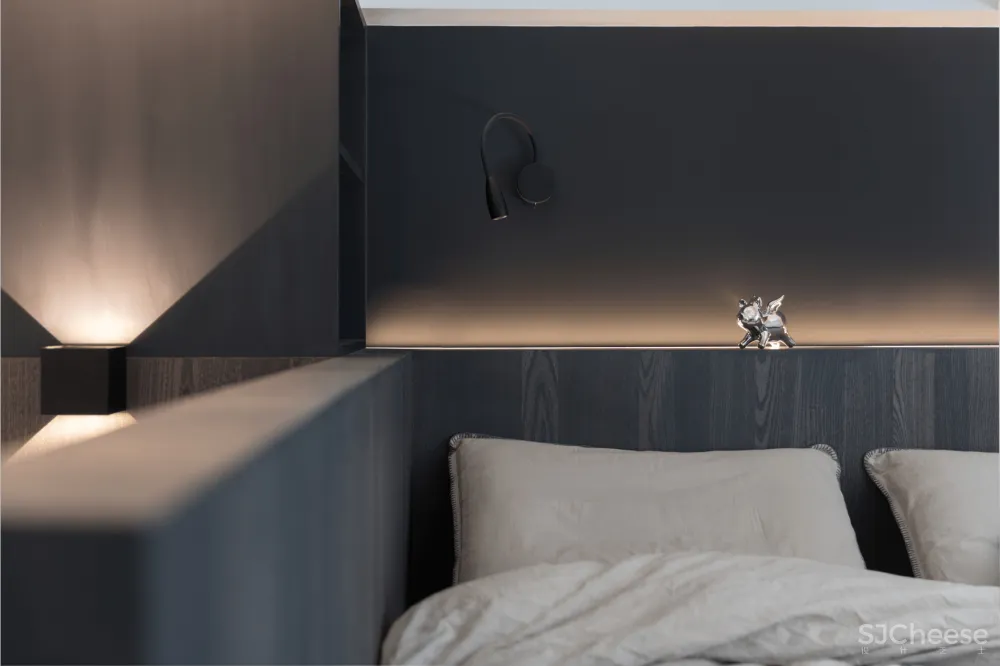 33㎡,3.5m高,3m宽,竟然变身双层豪宅?70后商务男的家,深色的大气!