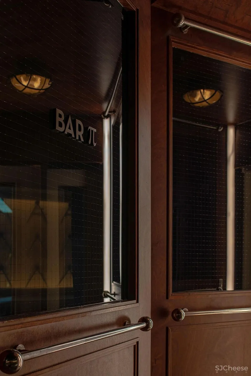 新作 结合欧式车厢和美式办公室风格 成都“π酒吧” iZ Design Studio