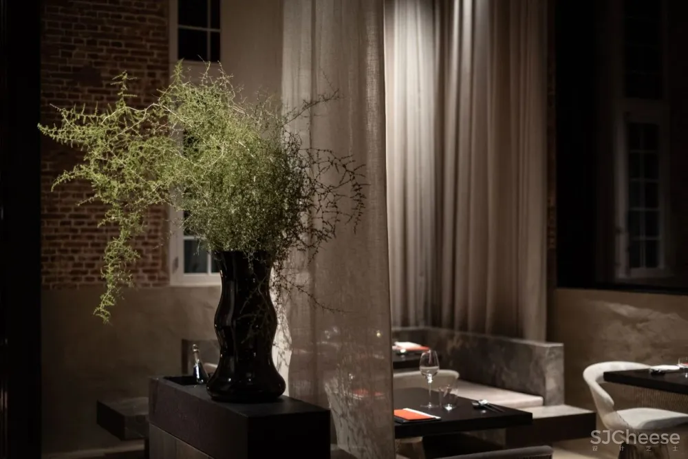 历史悠久的马车房改造成一个现代餐厅，比利时