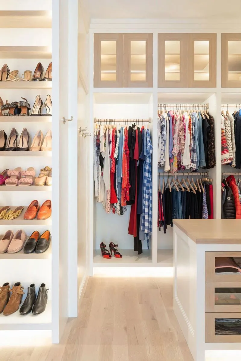 美国德克萨斯现代别墅将沉稳的黑白经典和爆炸性的彩色完美结合