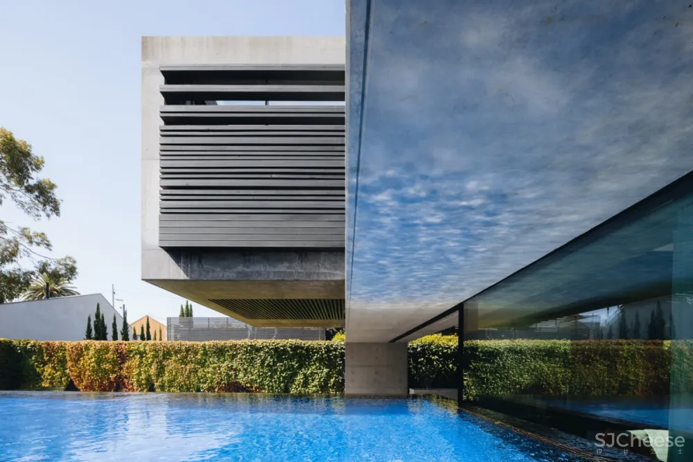 MCK Architects | Strong Arm House , 大胆典型的现代住宅