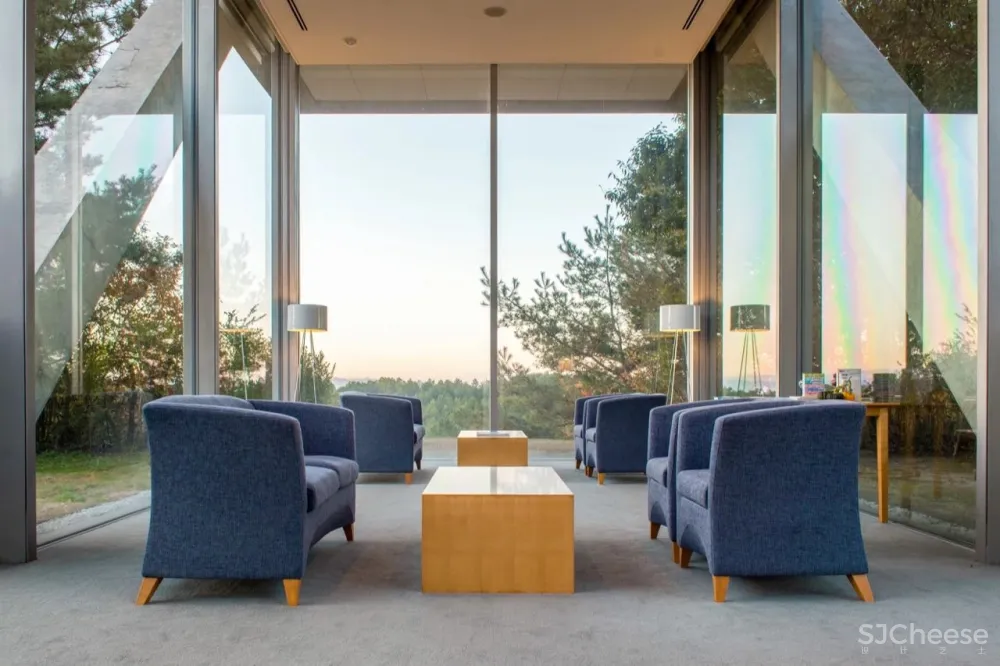 安藤忠雄雪藏17年的神秘作品被改造成酒店,供客人裸泳