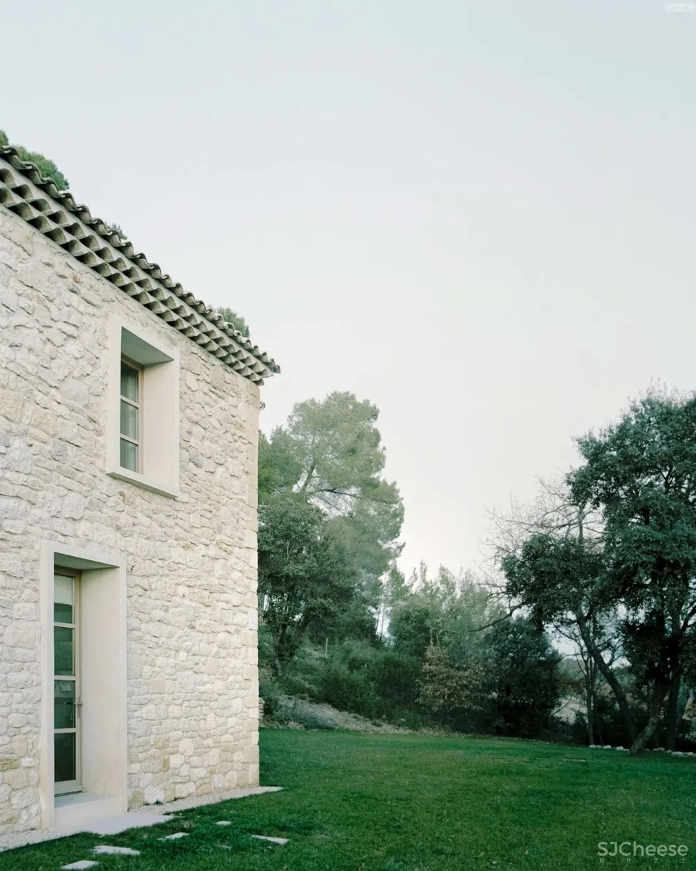 这座房子不仅仅是一次简单的重建,还算是一次更新……