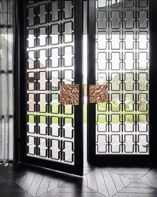 乡村别墅的大胆都市风，堪称黄铜设计典范