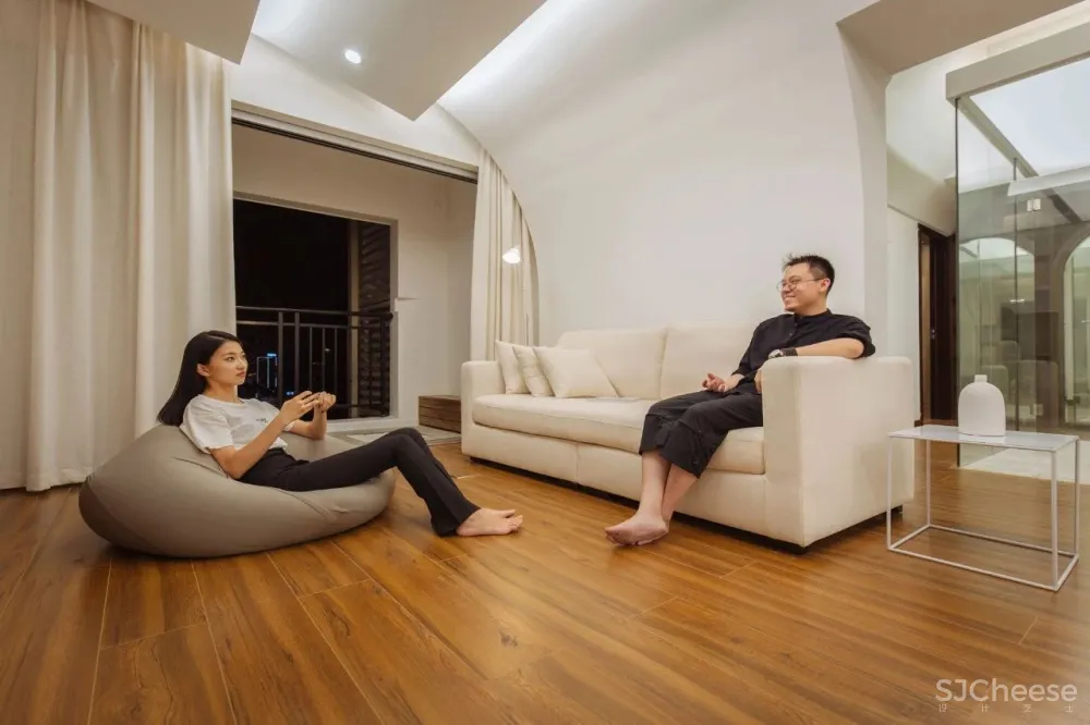 火到央视的极致毛坯房改造：家里什么都用白的，整个房子在发光