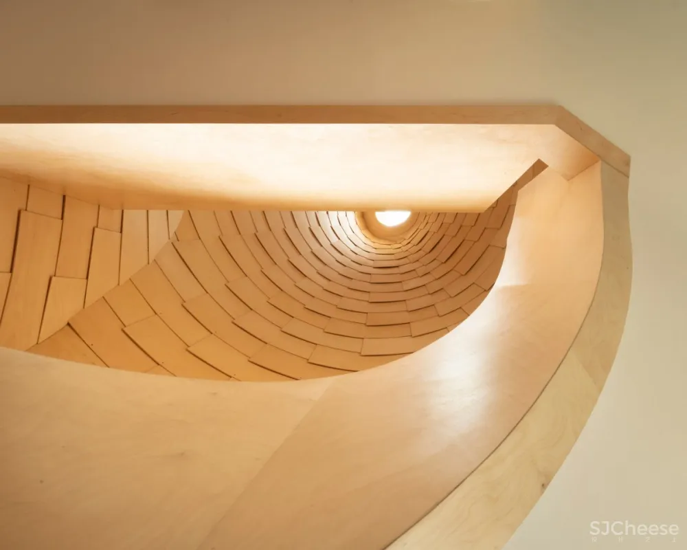 ACME staircase | Bumpers Oast House , 啤酒窑式住宅的现代诠释