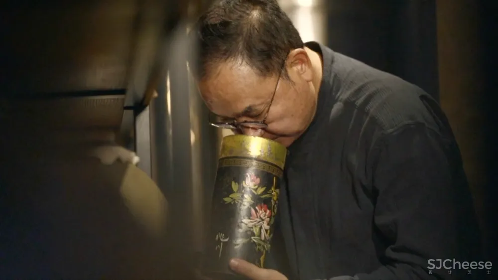 他把破茶厂改成1500㎡别墅,一张沙发就值一栋楼,却从不住人