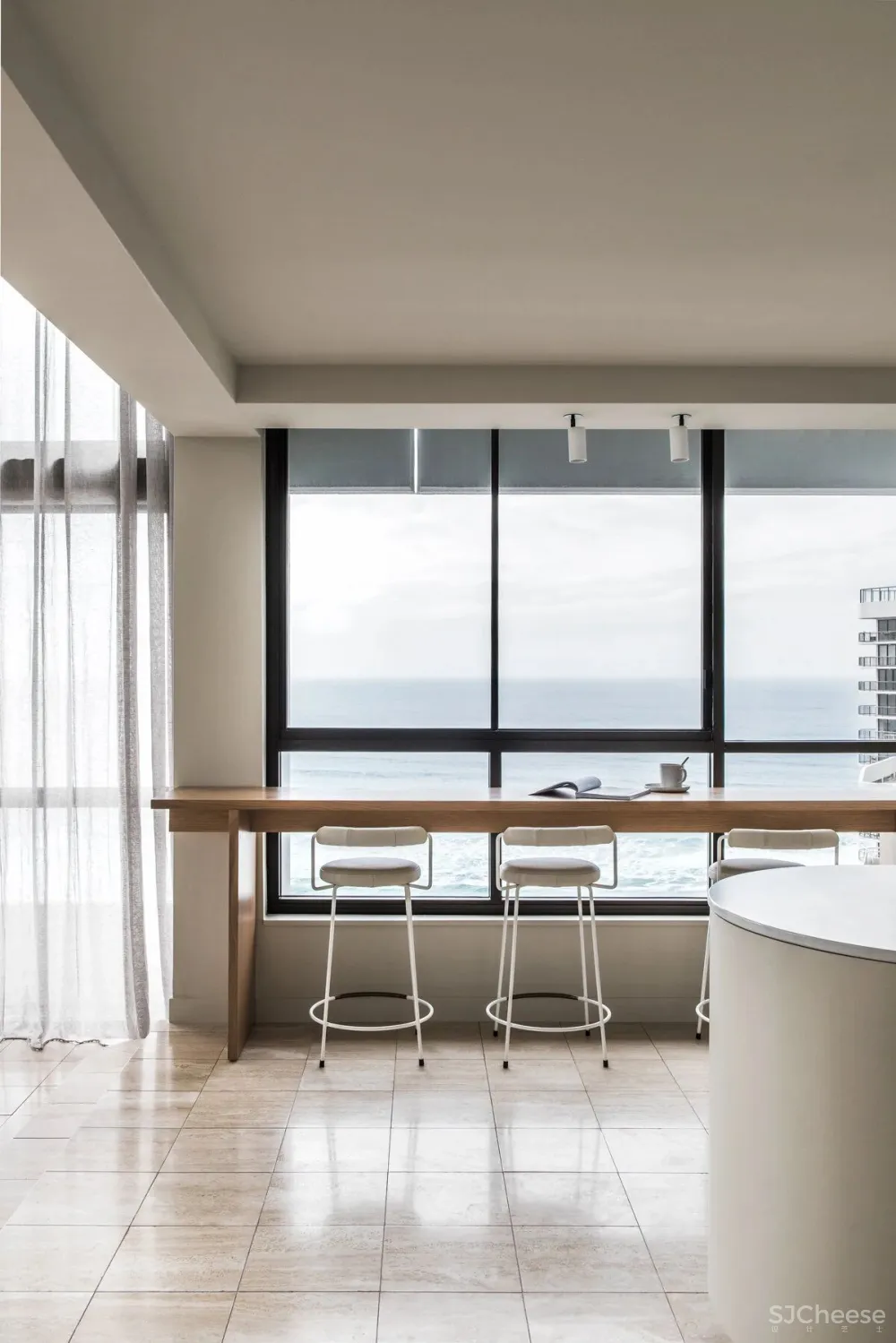 拱形元素 极简白, 打造出别样的顶层公寓