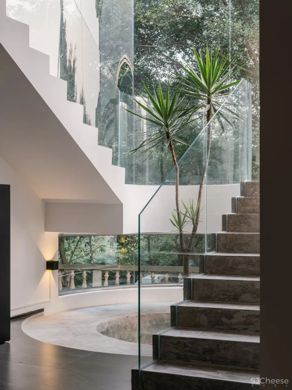 她厌倦城中豪宅，搬去郊外340m²玻璃别墅，宅着像神仙！