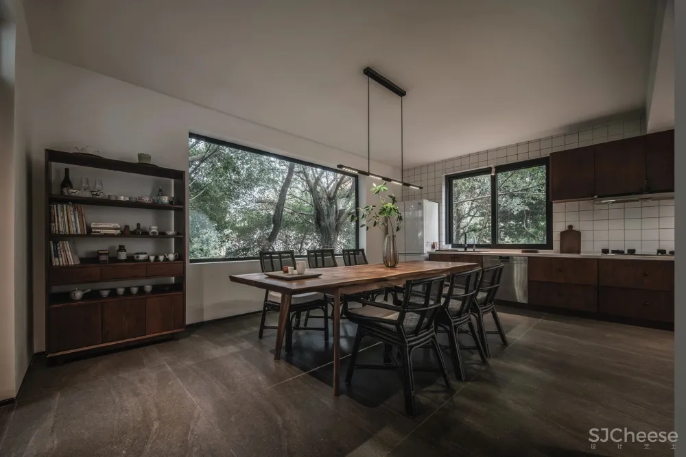 她厌倦城中豪宅，搬去郊外340m²玻璃别墅，宅着像神仙！