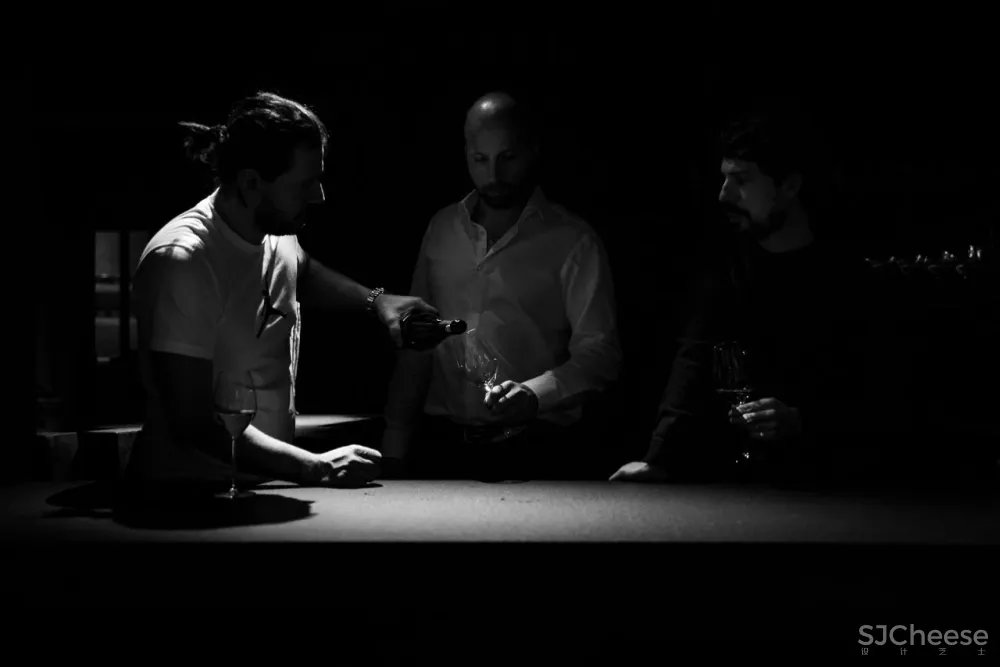 历史悠久的马车房改造成一个现代餐厅，比利时