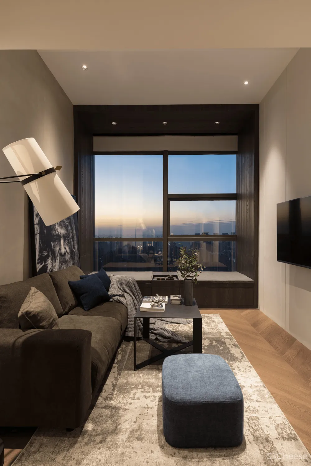 33㎡,3.5m高,3m宽,竟然变身双层豪宅?70后商务男的家,深色的大气!