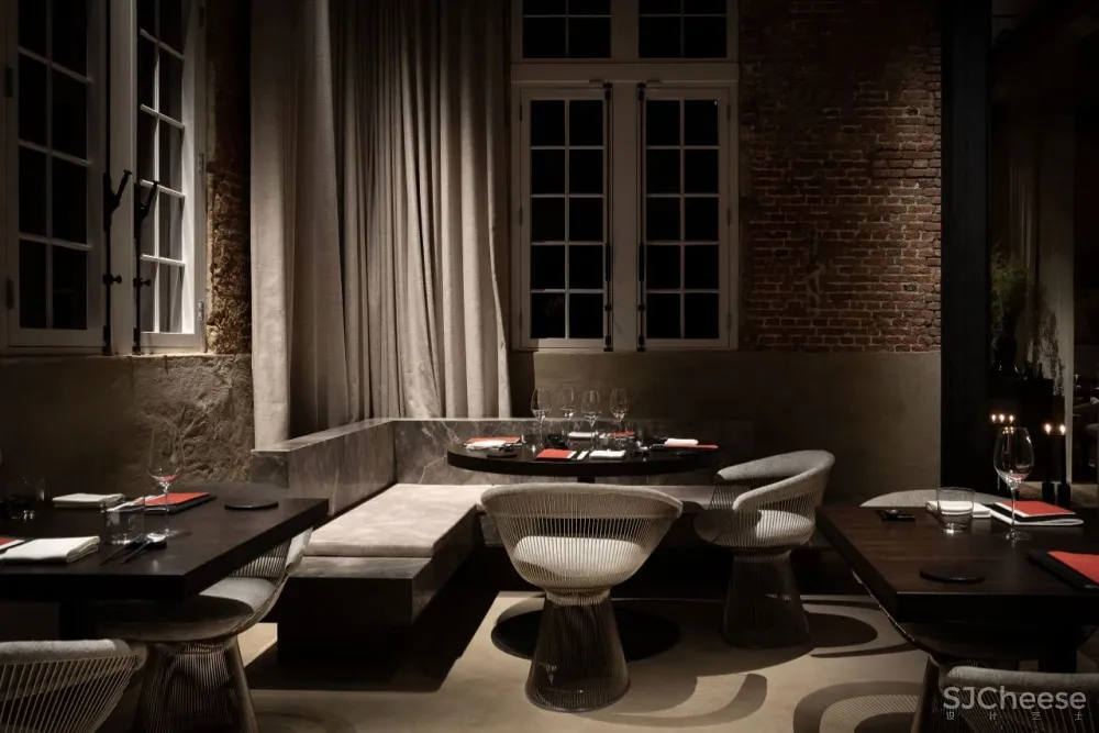 历史悠久的马车房改造成一个现代餐厅，比利时