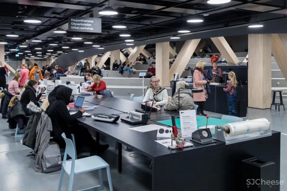 10年烧了7.5亿，全球最不务正业图书馆，能看电影、打游戏、唱K…流浪汉都可以随意进