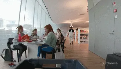 10年烧了7.5亿，全球最不务正业图书馆，能看电影、打游戏、唱K…流浪汉都可以随意进