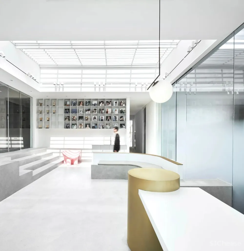 偏离设计丨MOON Photo Studio