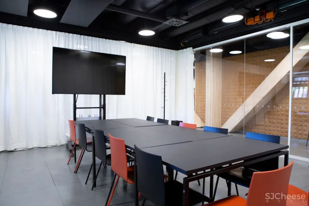 10年烧了7.5亿，全球最不务正业图书馆，能看电影、打游戏、唱K…流浪汉都可以随意进