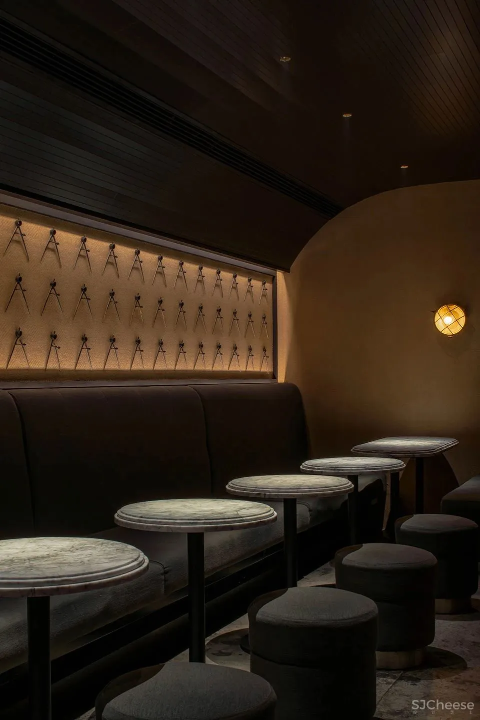 新作 结合欧式车厢和美式办公室风格 成都“π酒吧” iZ Design Studio