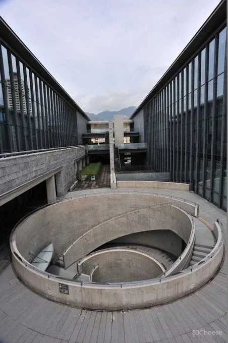 安藤忠雄丨清水混凝土诗人