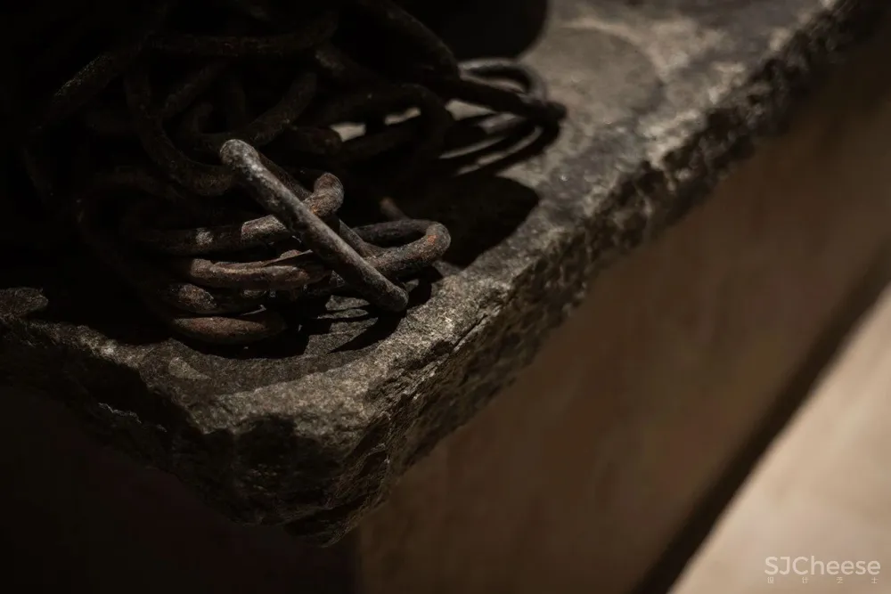 历史悠久的马车房改造成一个现代餐厅，比利时