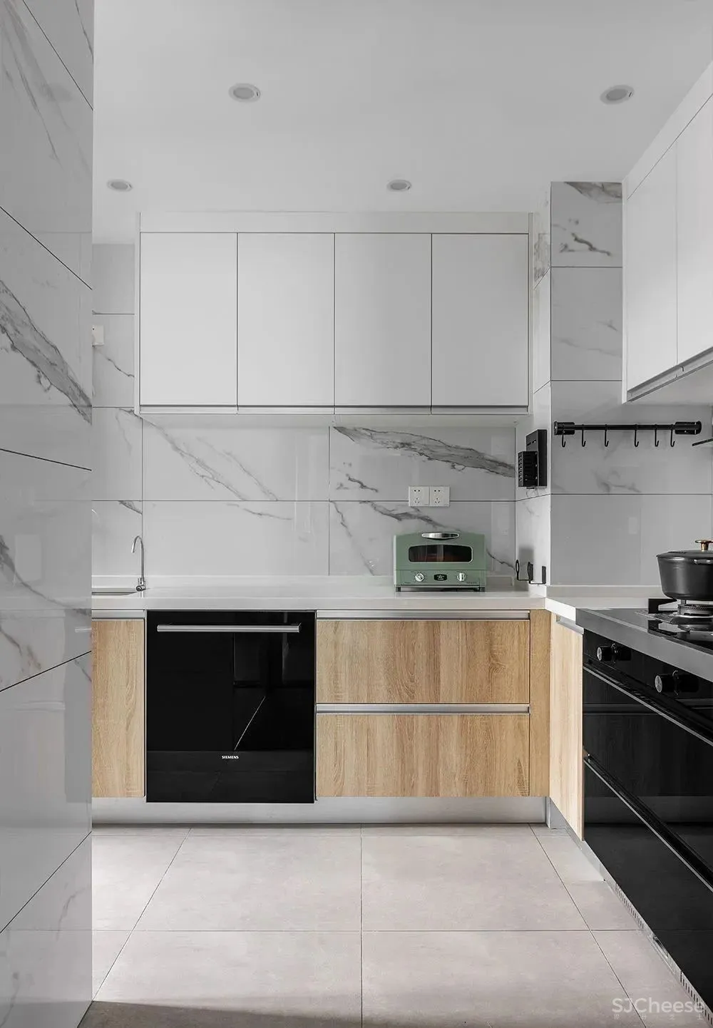 只有90平米的小套三，他家却能拥有9米长的电视墙