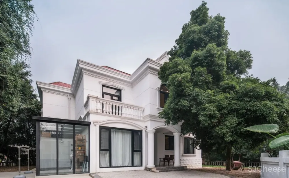 她厌倦城中豪宅，搬去郊外340m²玻璃别墅，宅着像神仙！