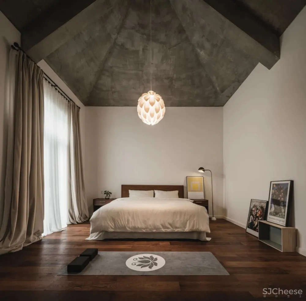 她厌倦城中豪宅，搬去郊外340m²玻璃别墅，宅着像神仙！