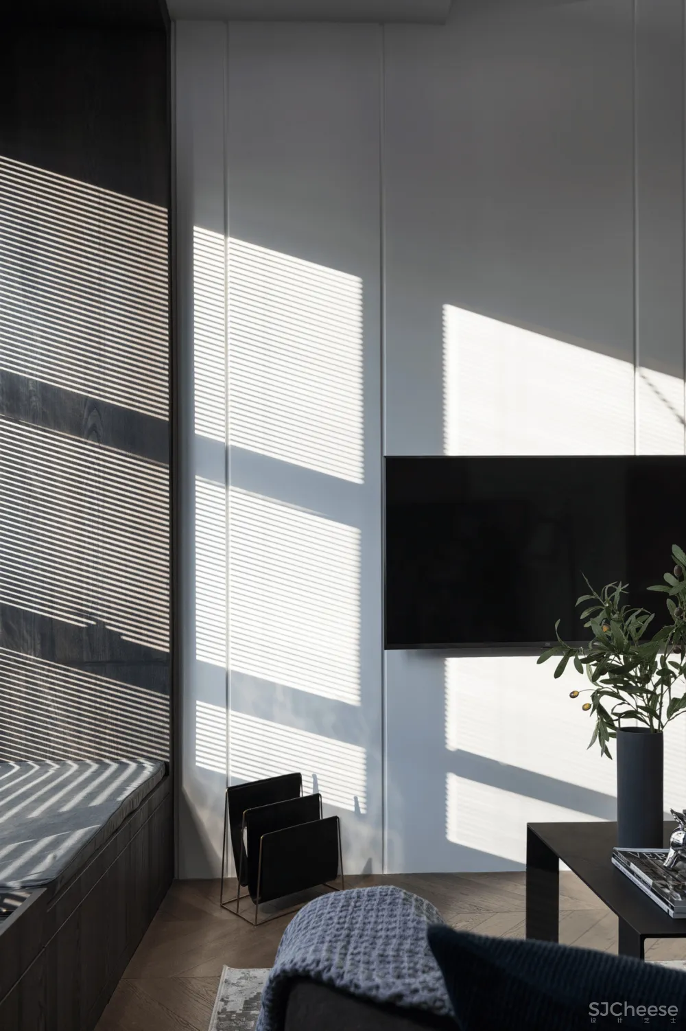 33㎡,3.5m高,3m宽,竟然变身双层豪宅?70后商务男的家,深色的大气!