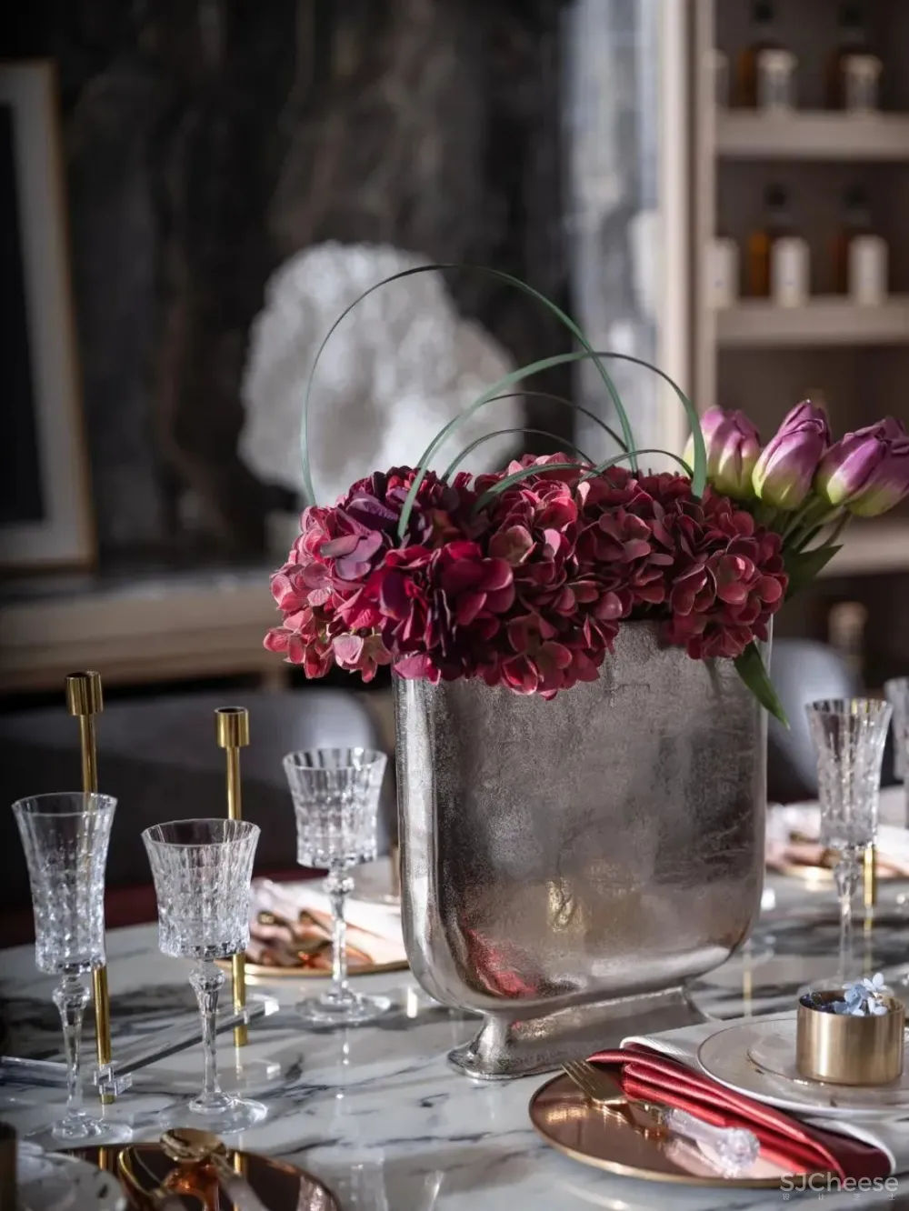 冷元宝新作 惊艳中国红,时尚新古典