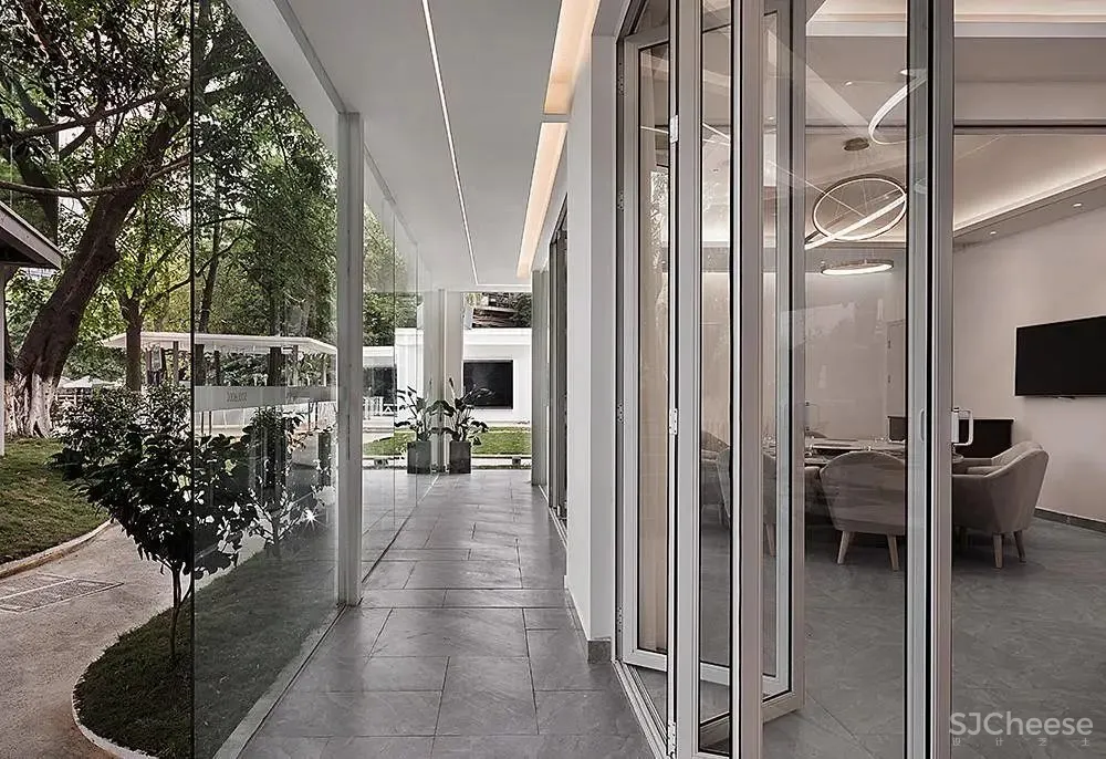 佳作 王怀庄 × 素梧：湖畔与树屋，现代而浪漫的白色餐厅