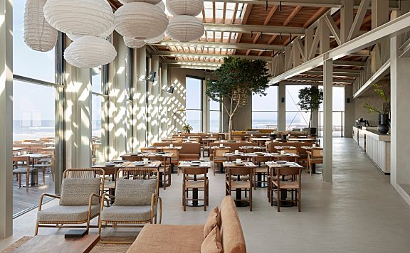 Anne Claus Interiors | De Republiek , 经典永恒的海滨餐厅