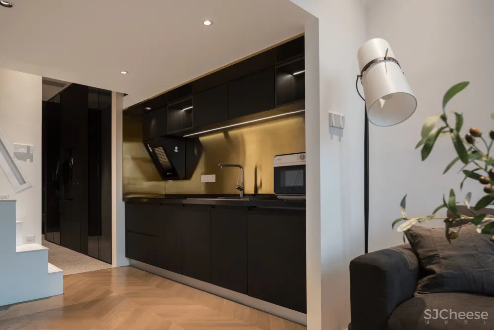 33㎡,3.5m高,3m宽,竟然变身双层豪宅?70后商务男的家,深色的大气!