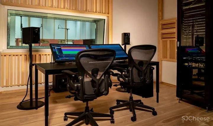 10年烧了7.5亿，全球最不务正业图书馆，能看电影、打游戏、唱K…流浪汉都可以随意进