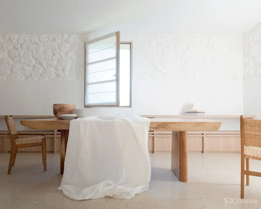 这座房子不仅仅是一次简单的重建,还算是一次更新……