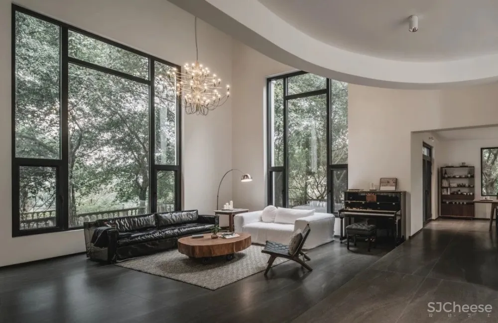 她厌倦城中豪宅，搬去郊外340m²玻璃别墅，宅着像神仙！