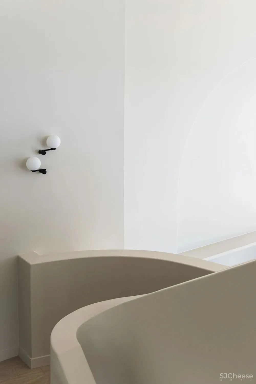 拱形元素 极简白, 打造出别样的顶层公寓