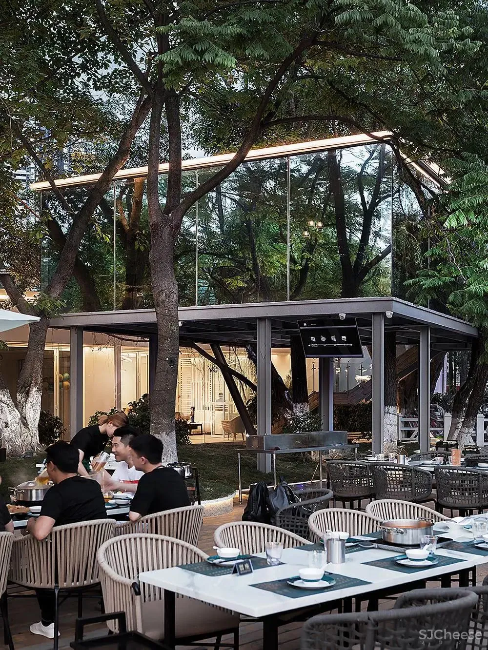 佳作 王怀庄 × 素梧：湖畔与树屋，现代而浪漫的白色餐厅