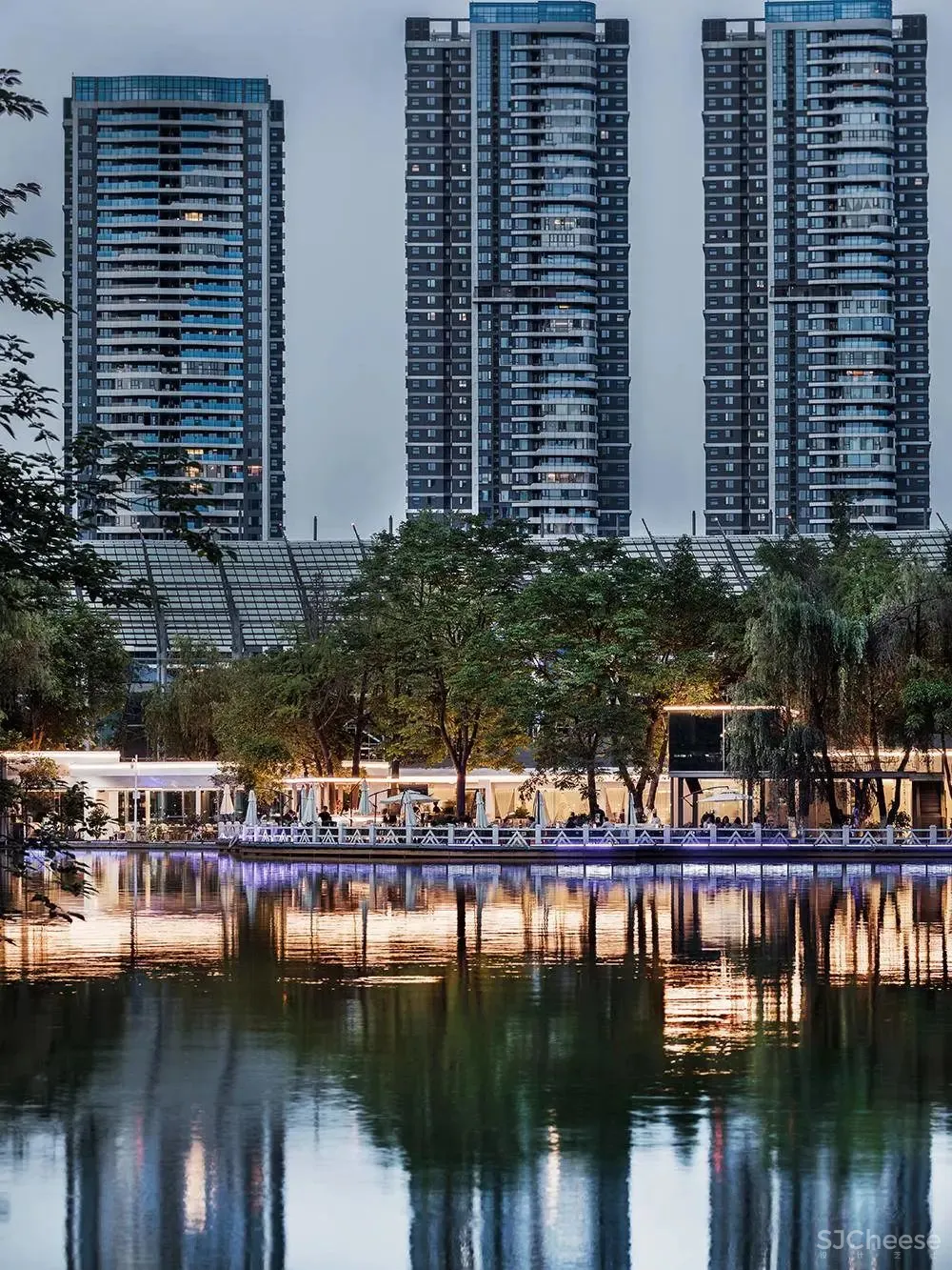 佳作 王怀庄 × 素梧：湖畔与树屋，现代而浪漫的白色餐厅