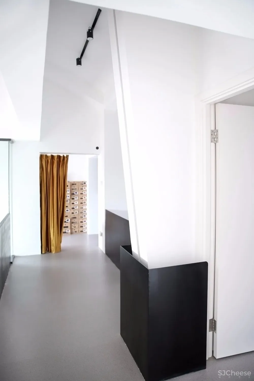 麻辣烫店倒闭,文艺青年用自己160m²的家逆袭,自由流浪的感觉太好了!