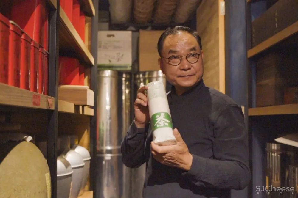 他把破茶厂改成1500㎡别墅,一张沙发就值一栋楼,却从不住人