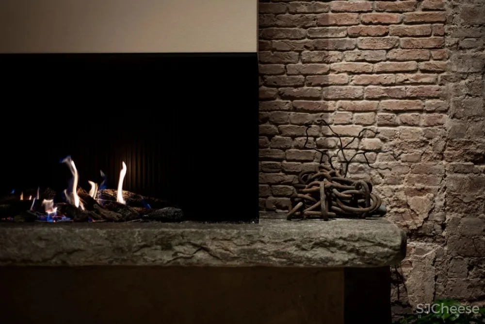 历史悠久的马车房改造成一个现代餐厅，比利时