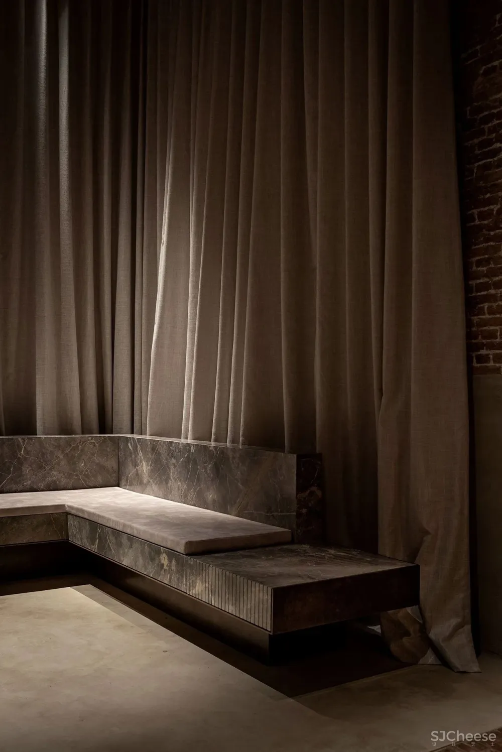 历史悠久的马车房改造成一个现代餐厅，比利时